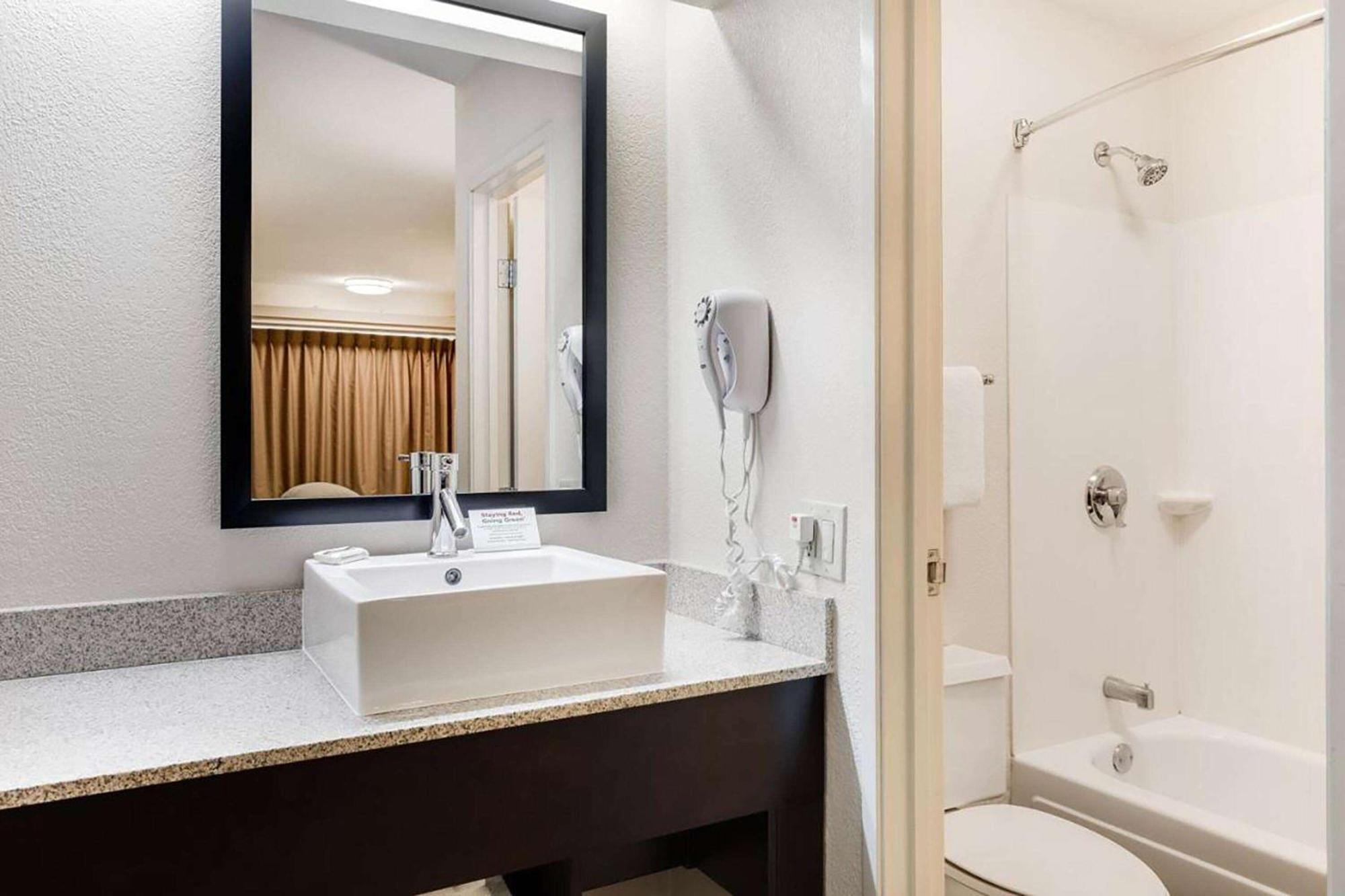 Super 8 By Wyndham Deerfield - Northbrook Exterior foto