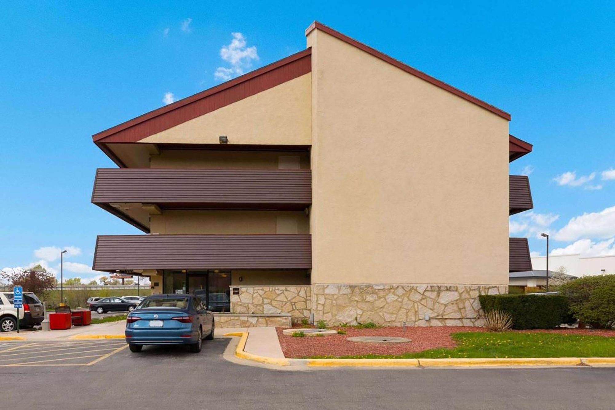 Super 8 By Wyndham Deerfield - Northbrook Exterior foto